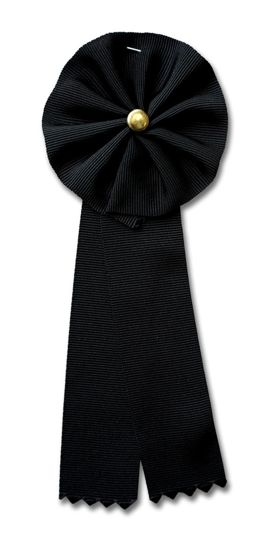schwarze Trauerrosette, rückseitig mit Sicherheitsnadel