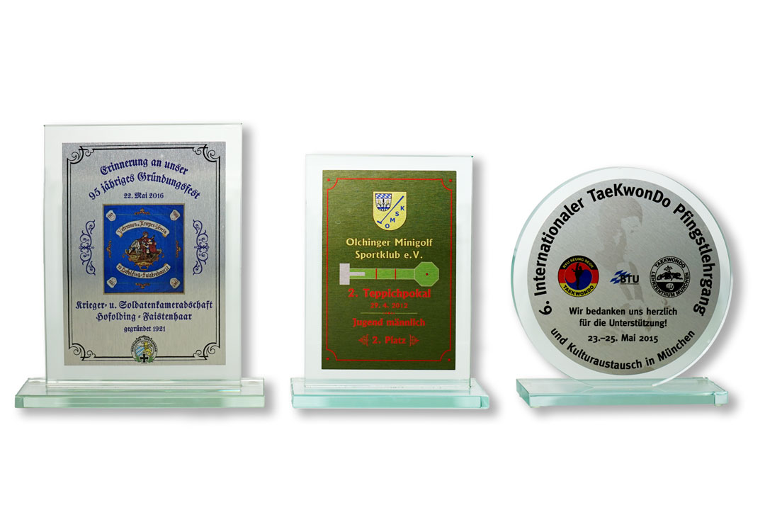 Glastrophies mit bedrucktem Aluschild