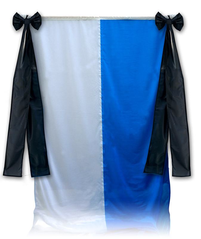 Trauerflor an beiden Seiten der Bannerquerstange befestigt