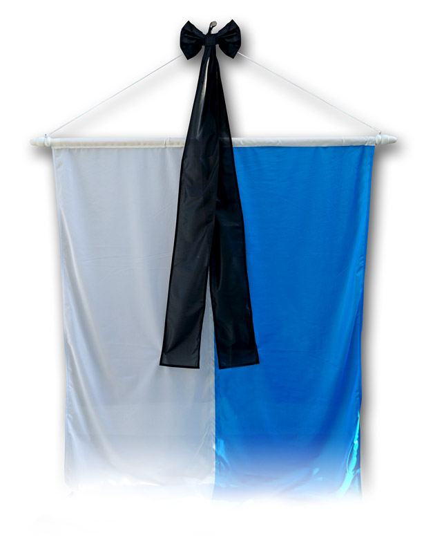 Trauerflor aus schwarzem Polyester, mit zwei Bandenden und Schleife