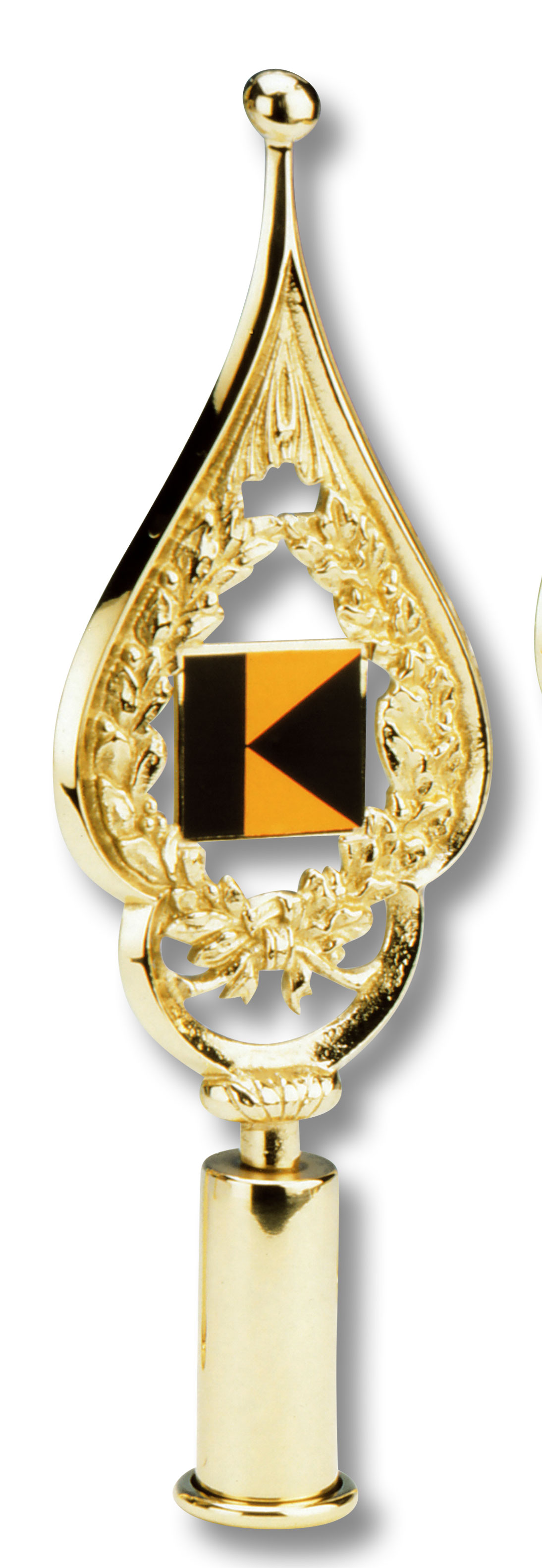 Schwarz-orangenes Kolping-Logo in einem goldfarbenem, spitz zulaufendem Messingrahmen.