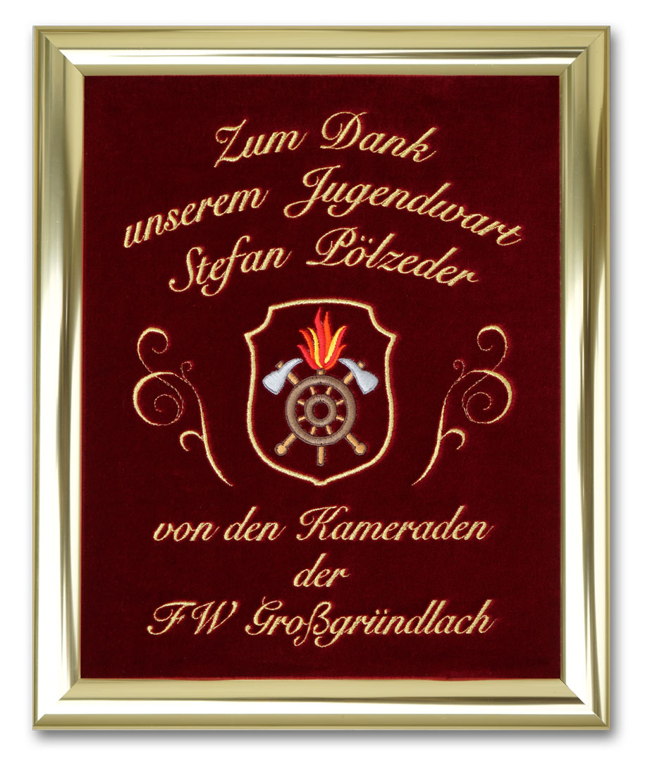 Goldstickere auf dunkelrotem Samt mit Feuerwehr-Spiegelabzeichen und Text: Zum Dank unserem Jugendwrt von den Kameraden der Freiwilligen Feuerwehr Großgründlach.